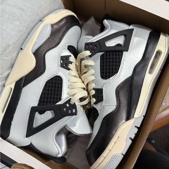 Jordan 4 Retro 🐻‍❄️ - Picture 1 of 5